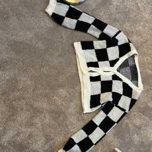 A nice fall cozy sweater! This sweeter can fit kids large to adult small. FALL!